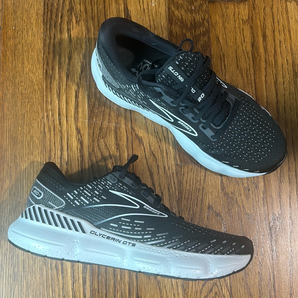 Brooks women’s shoes new without tags